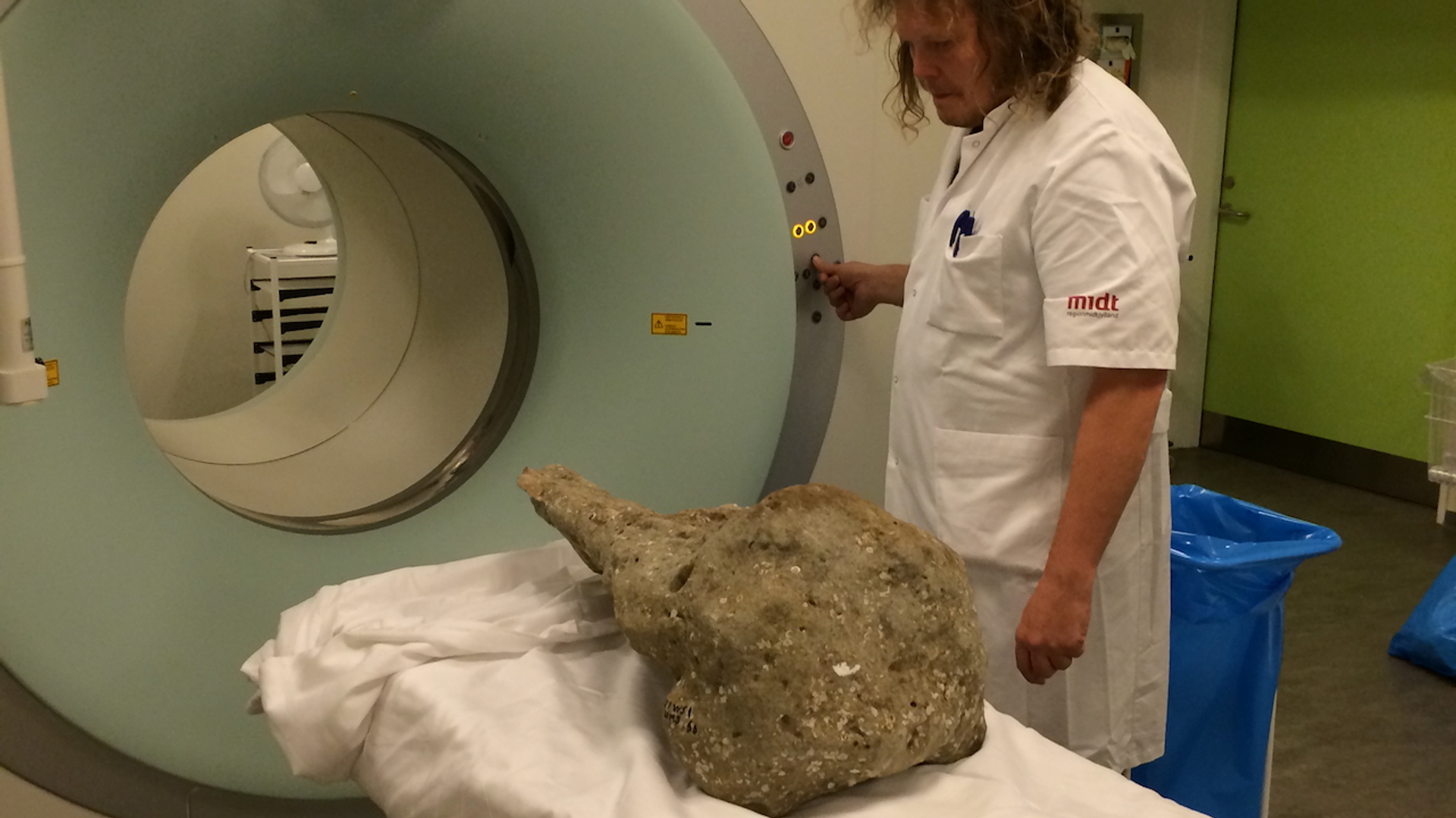 Eén van de schedels in de collectie is voor het prepareren door een Deense PET-scanner gehaald, om te zien wat er in het steen schuilging (c) Klaas Post