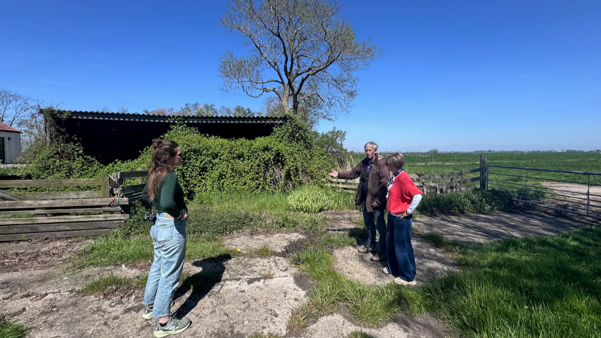 Lieveke Crombach en Wim Knol adviseren Corine Noordam over de vergroening van haar erf (c) Rob Buiter