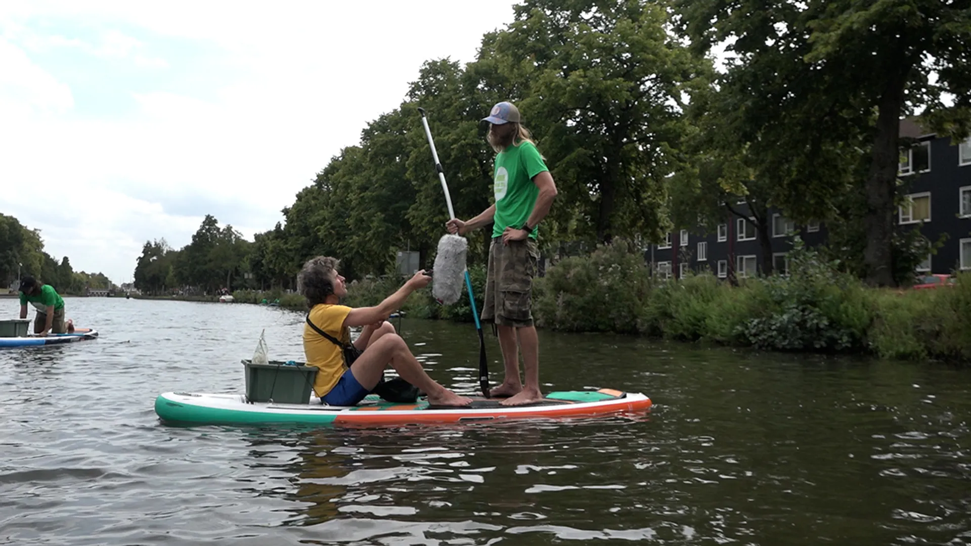 Afbeelding van Afval in de grachten opruimen vanaf een sup + filmpje