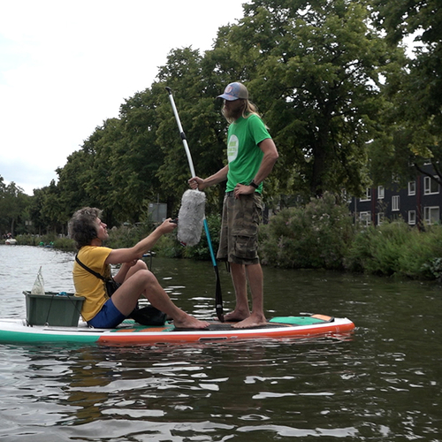Afval in de grachten opruimen vanaf een sup + filmpje