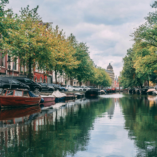 Amsterdam gaat vervuilende bootjes verbieden in het centrum