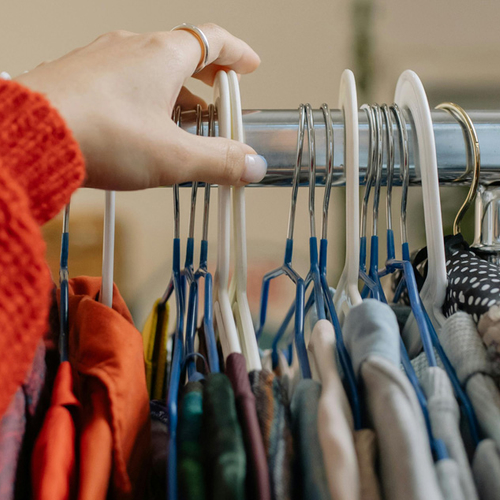 Afbeelding van Een jaar lang geen kleding kopen, verslaggever Merlijn gaat de uitdaging aan