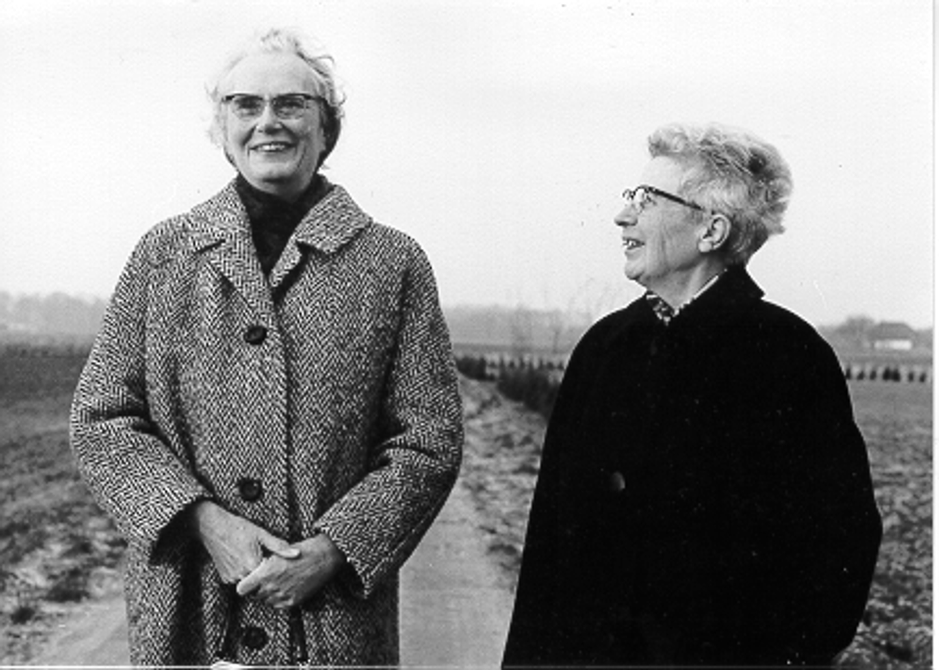 ida-en-marie-in-het-veld-jaren-70