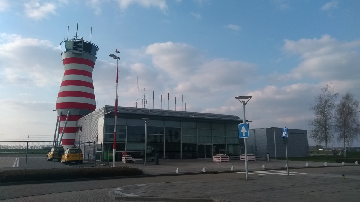 Lelystad_Airport_control_tower_and_lobby_01
