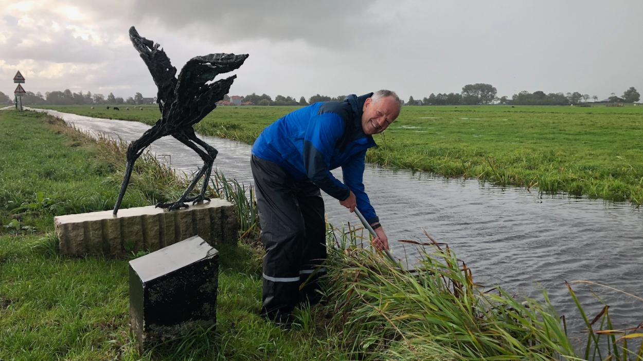 Bas van der Wal zoekt waterinsecten