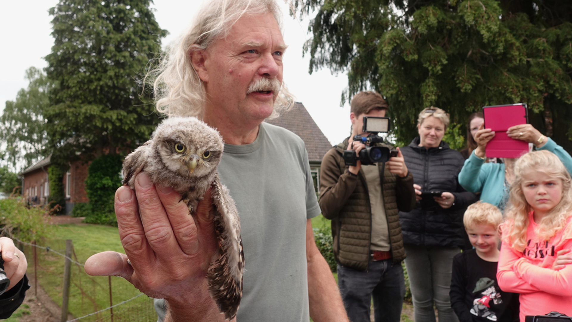 Ronald van Harxen met steenuil