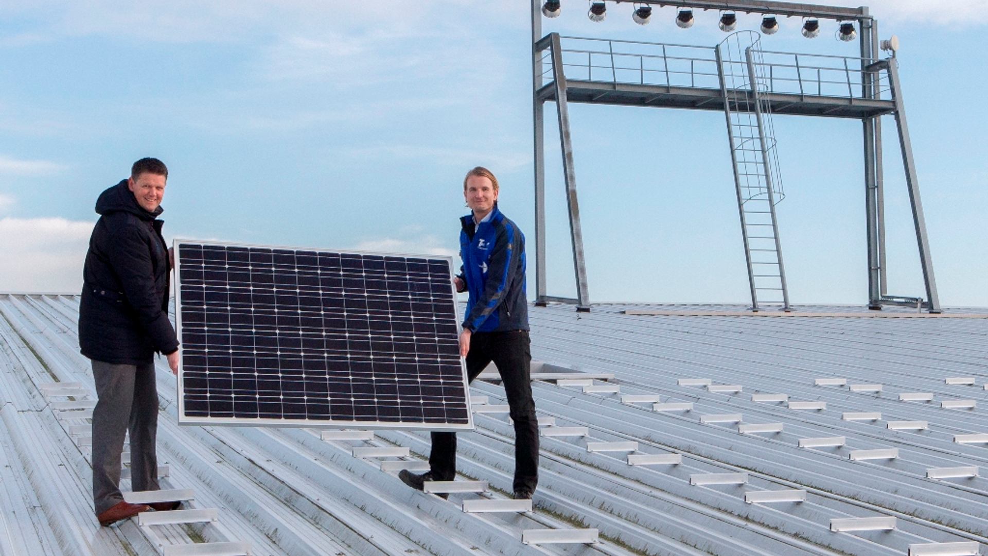 Eerste_paneel_zonnecentrale_2jpg.jpg