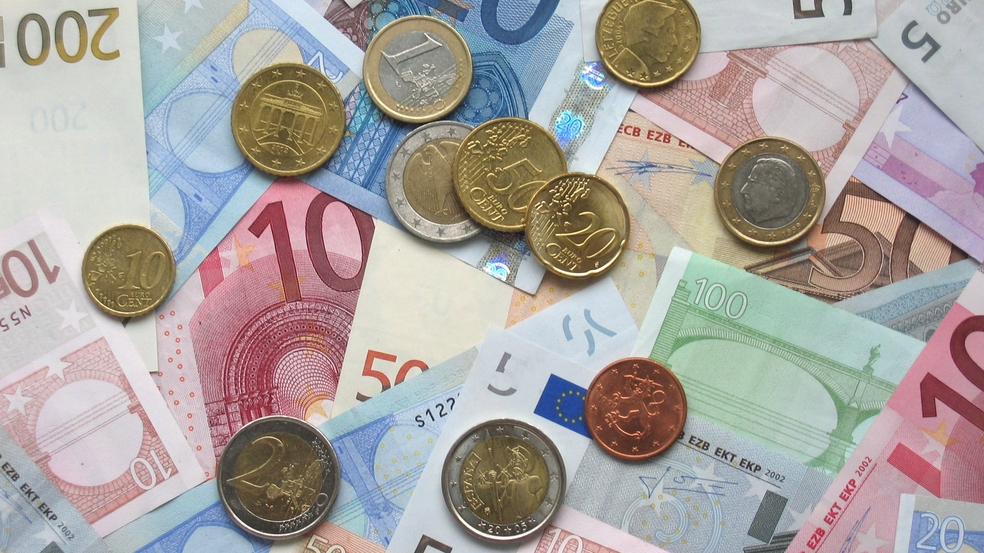 Euro_coins_and_banknotes.jpg