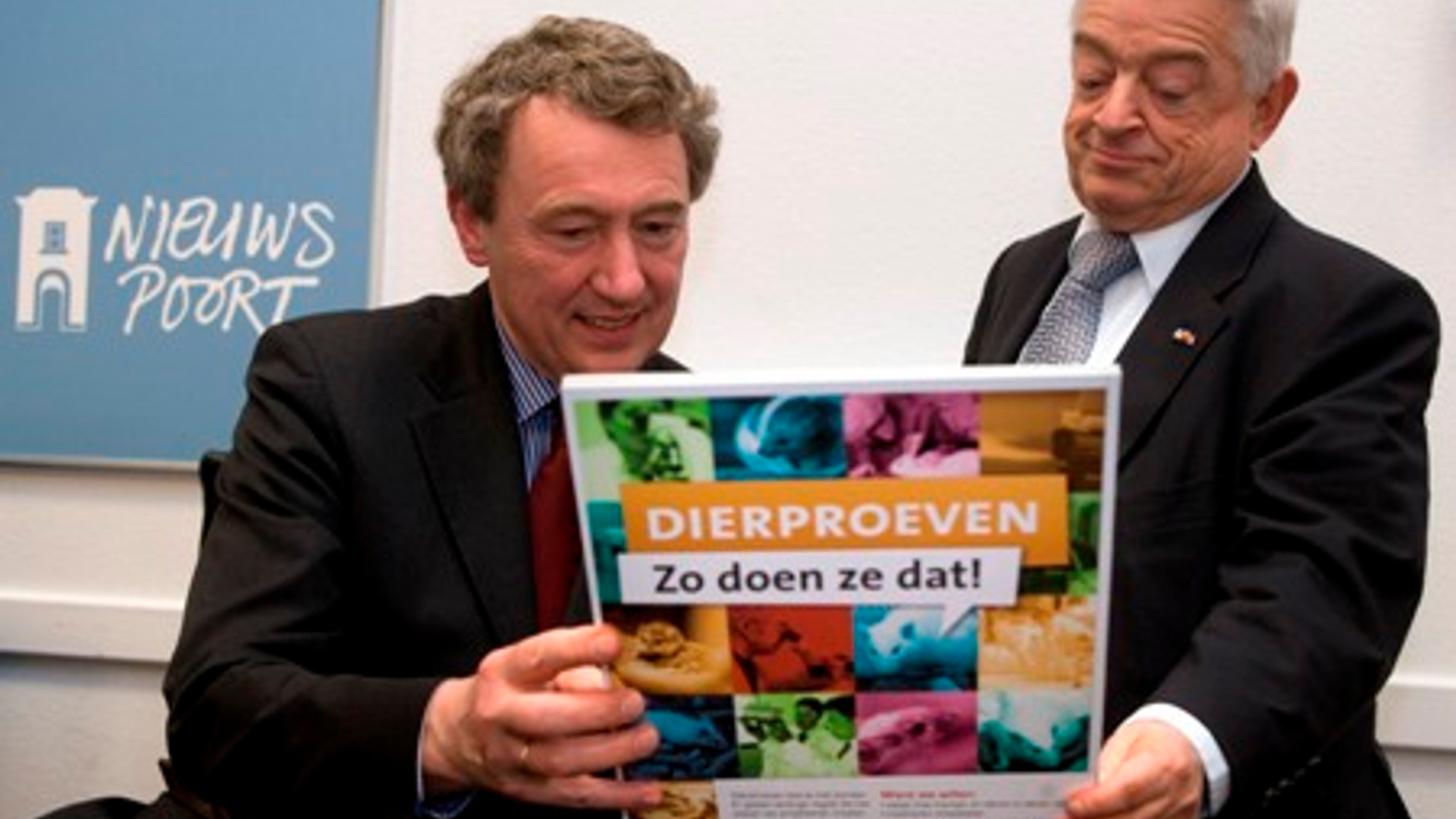 Henk_Jan_Ormel_ontvangt_brochure_Dierproeven._Zo_doen_ze_dat_.jpg