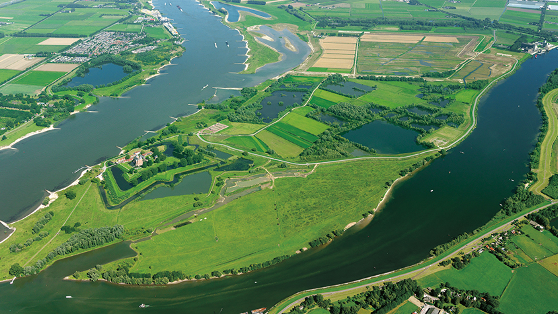 rivier waal Loevestein maas