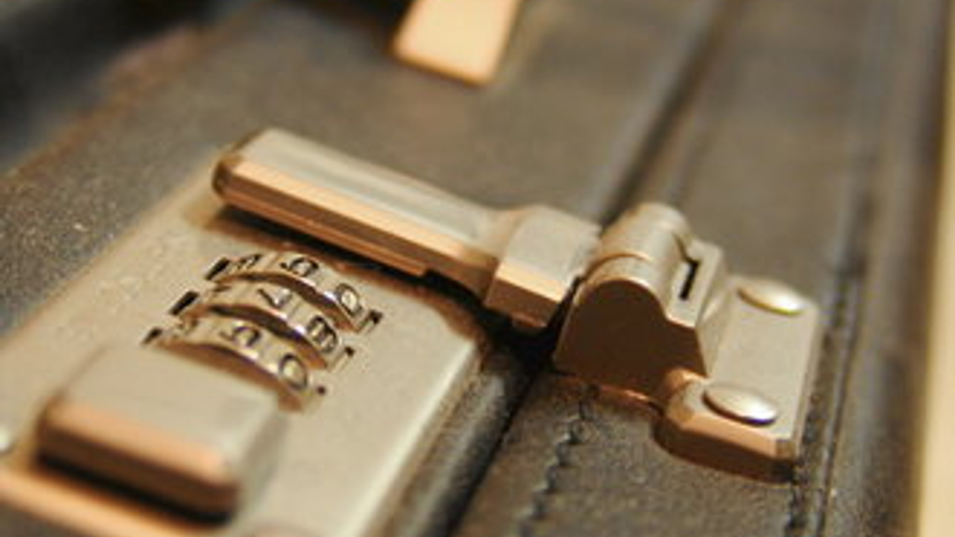 briefcase-1534934.jpg
