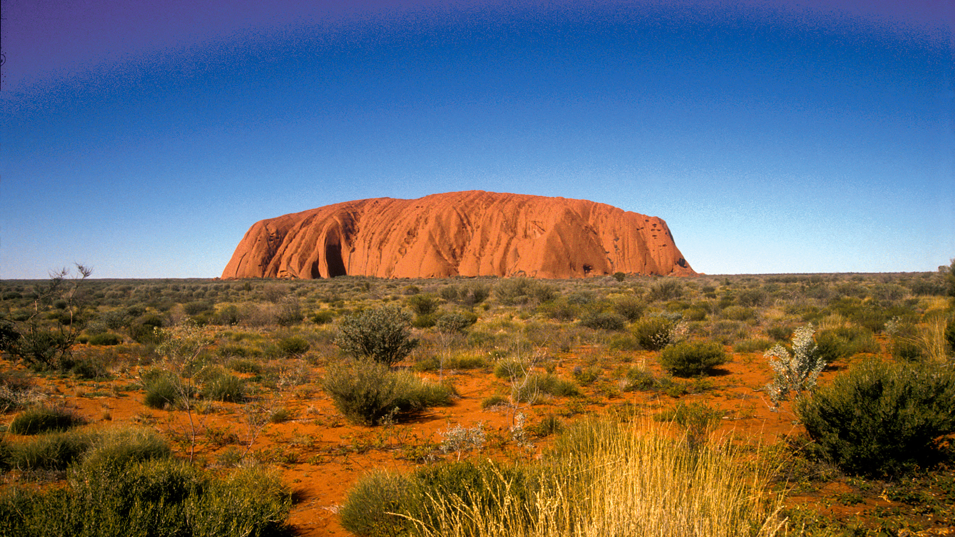 CSIRO_ScienceImage_4247_Ayers_RockUluru_in_central_Australian_desert_Northern_Territory_1992.jpg
