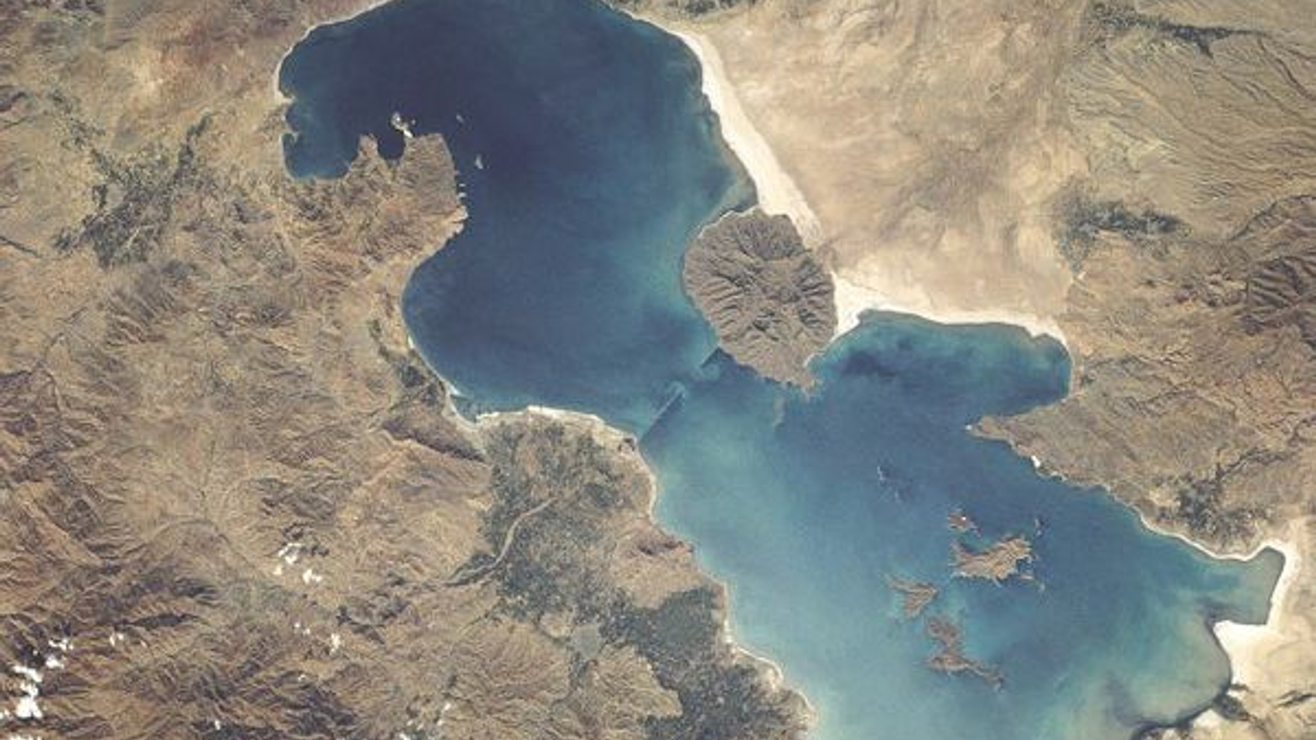 600px-Lake_urmia_1984.jpg
