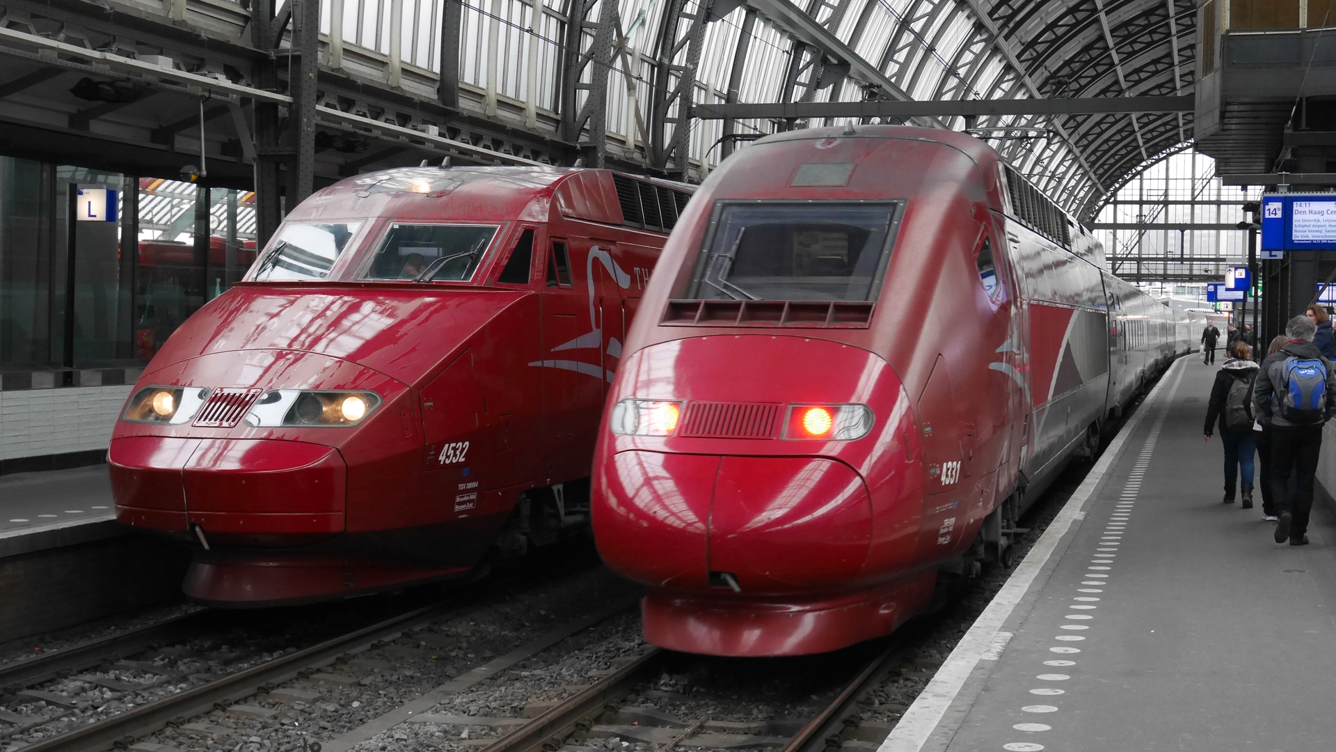 Twee_Thalys-treinen_op_Amsterdam_Centraal