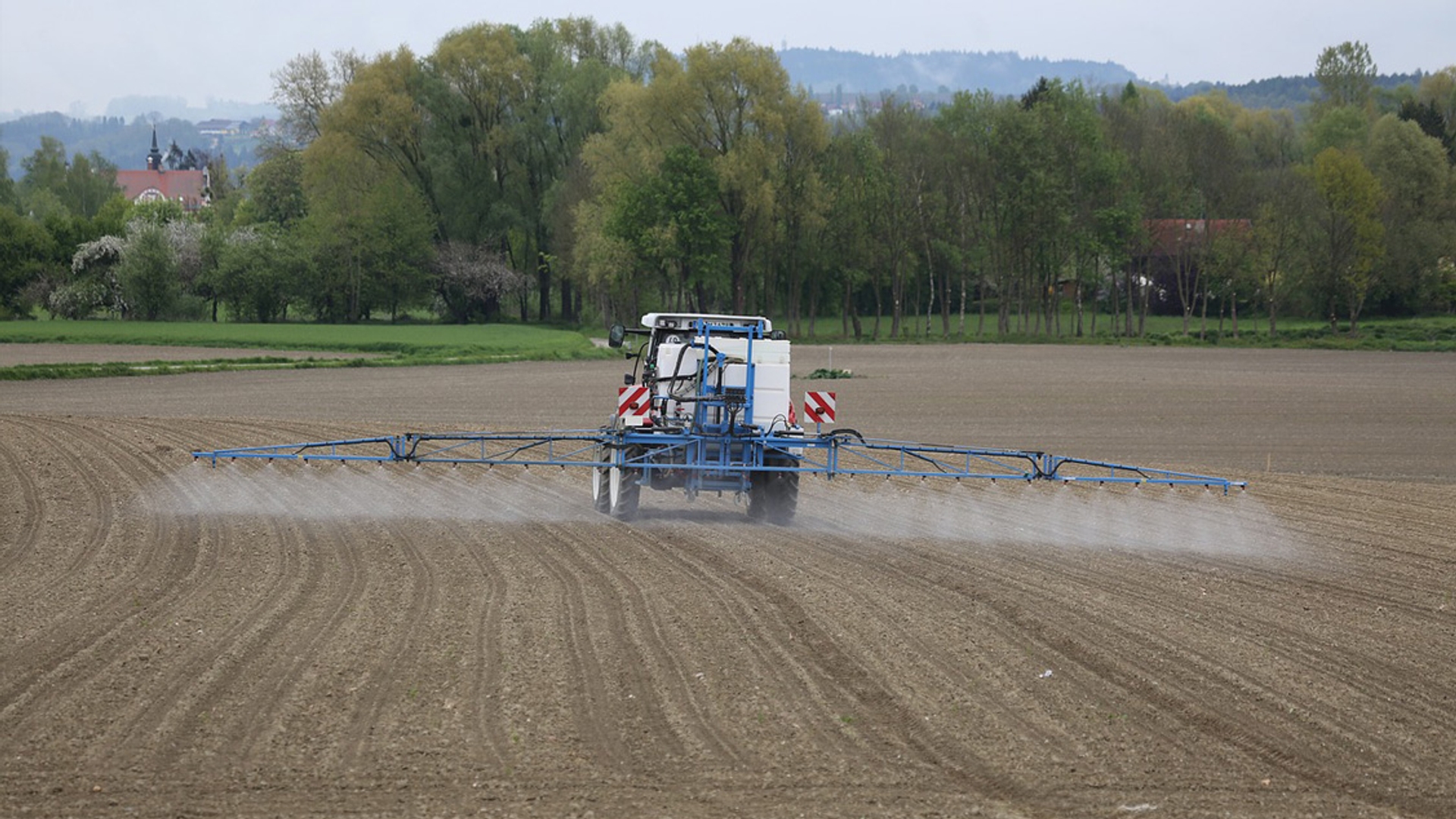 tractor met bestrijdingsmiddel