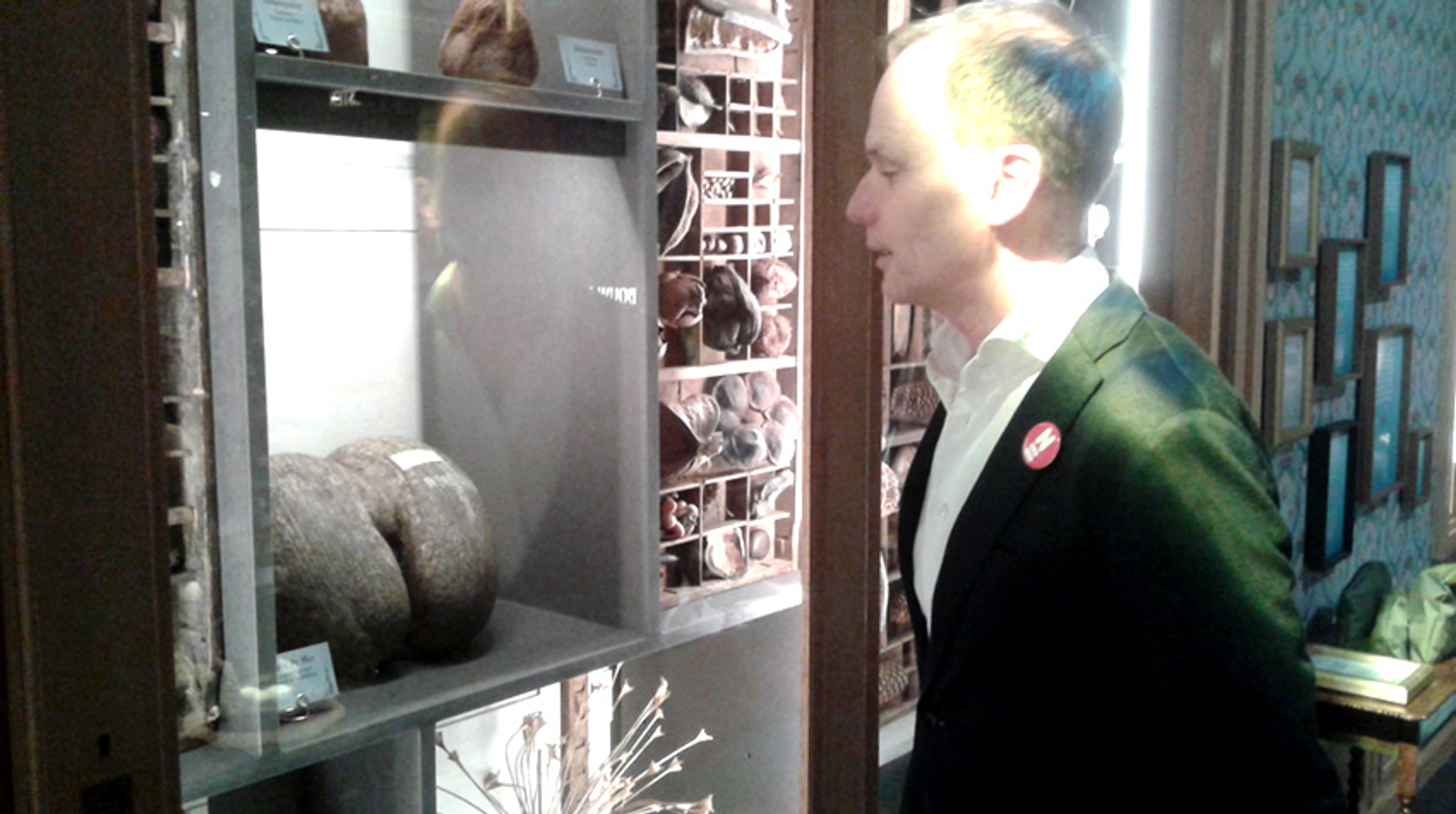 Steven van der Meij bekijkt een kokosnoot