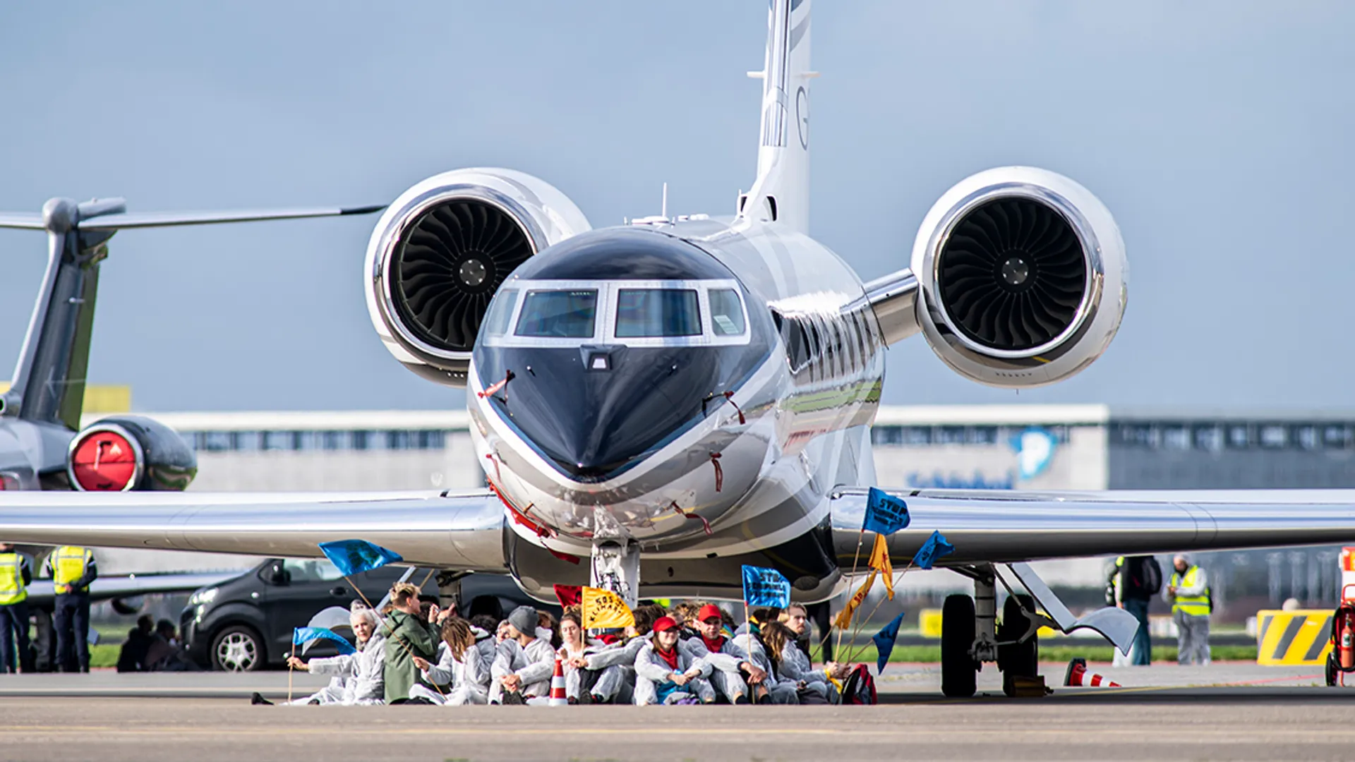 Afbeelding van Actievoerders houden privéjets aan de grond op Schiphol
