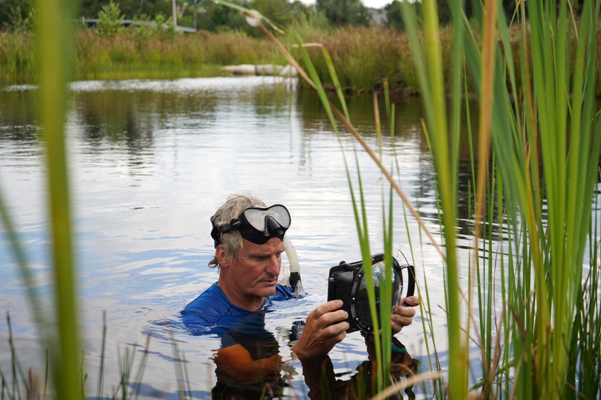 Verslaggever Rob Buiter te water