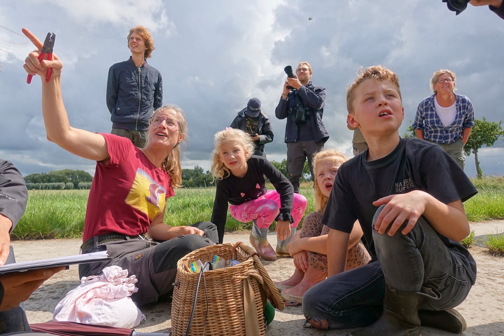 De kinderen van boer Van Wijnbergen uit Oudeschans helpen bij het ringen van de jongen