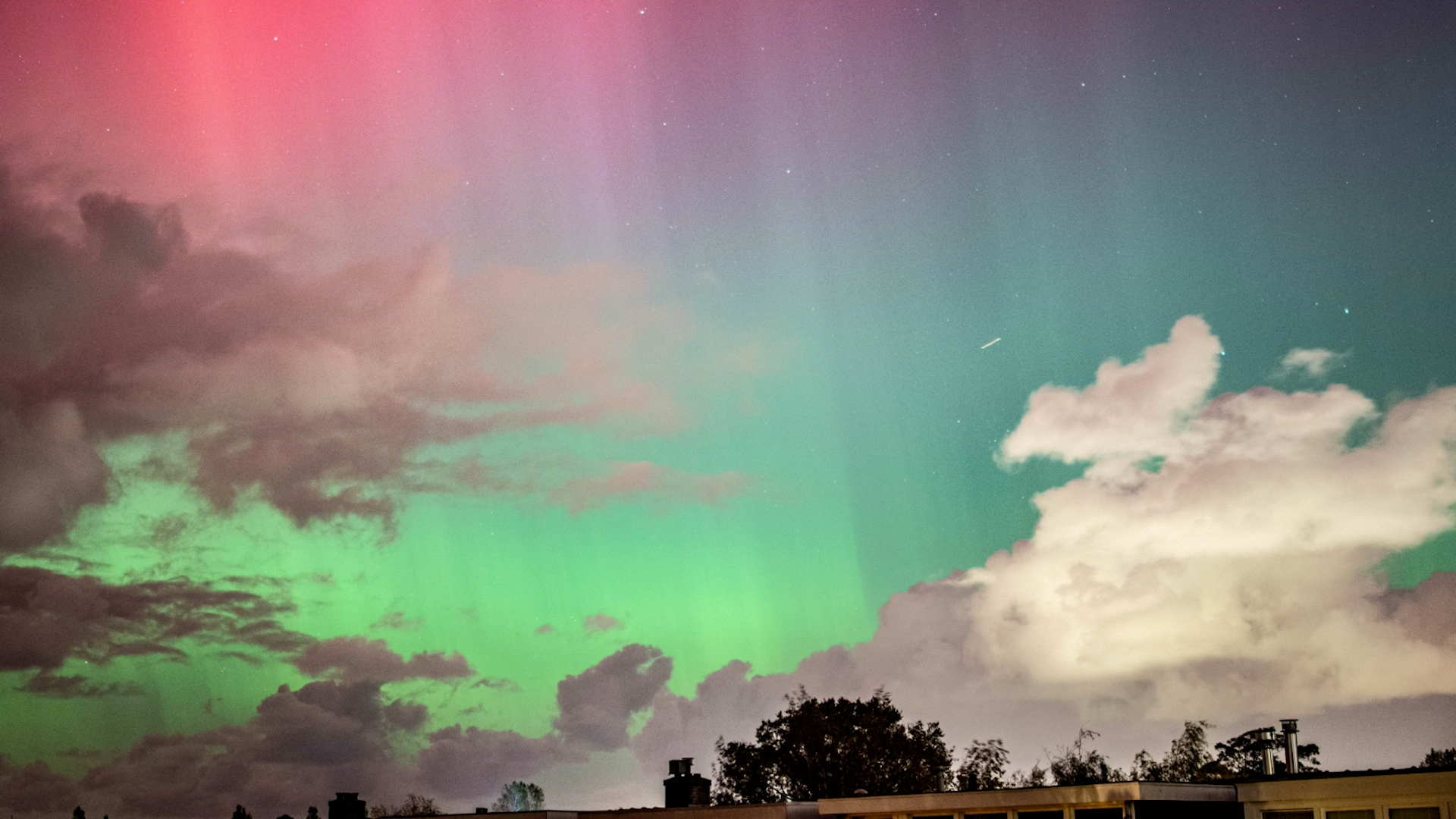 Afbeelding van Noorderlicht danst boven de stad