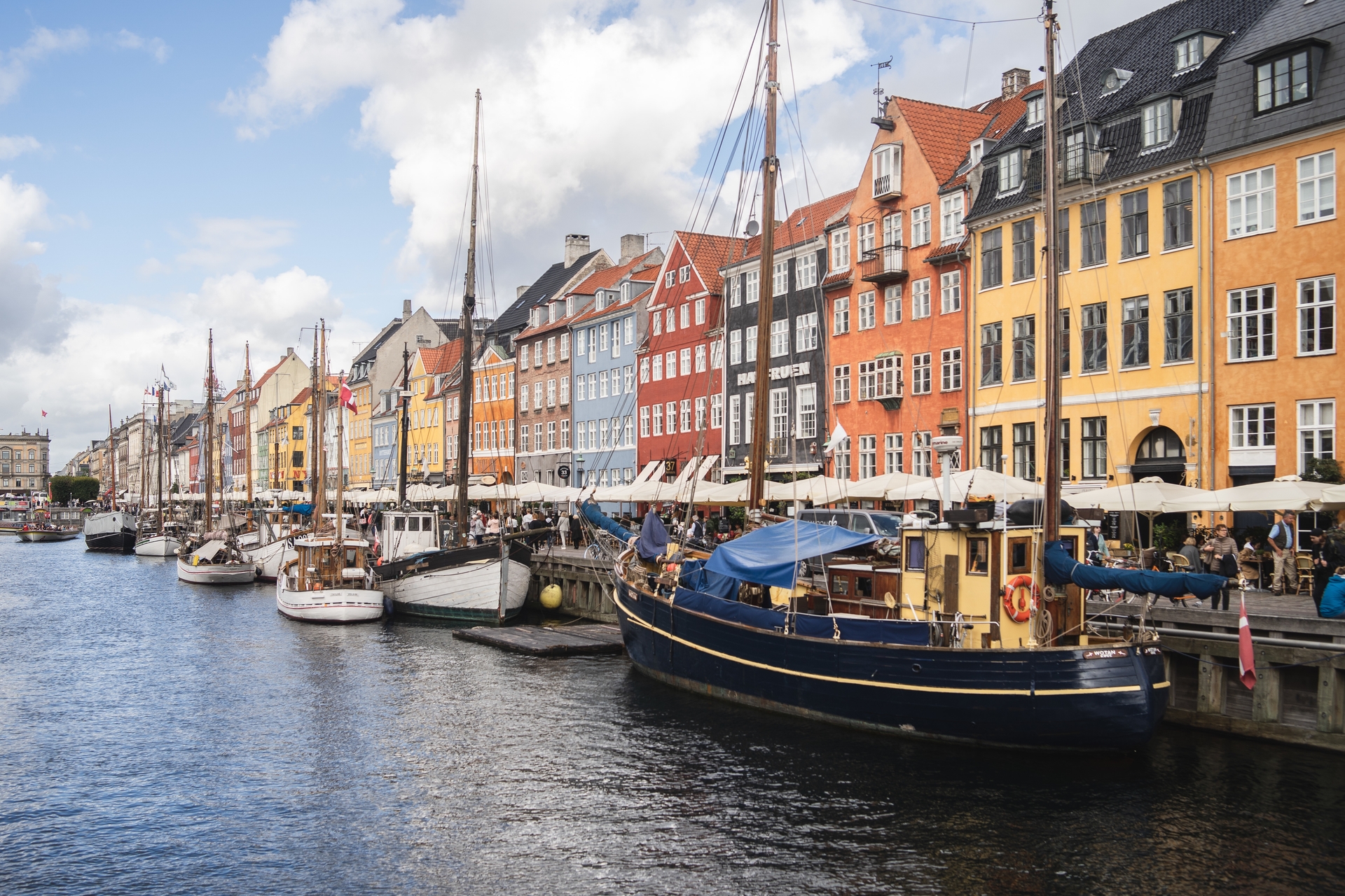 beautiful-view-of-the-port-and-the-colorful-buildings-captured-in-copenhagen-denmark