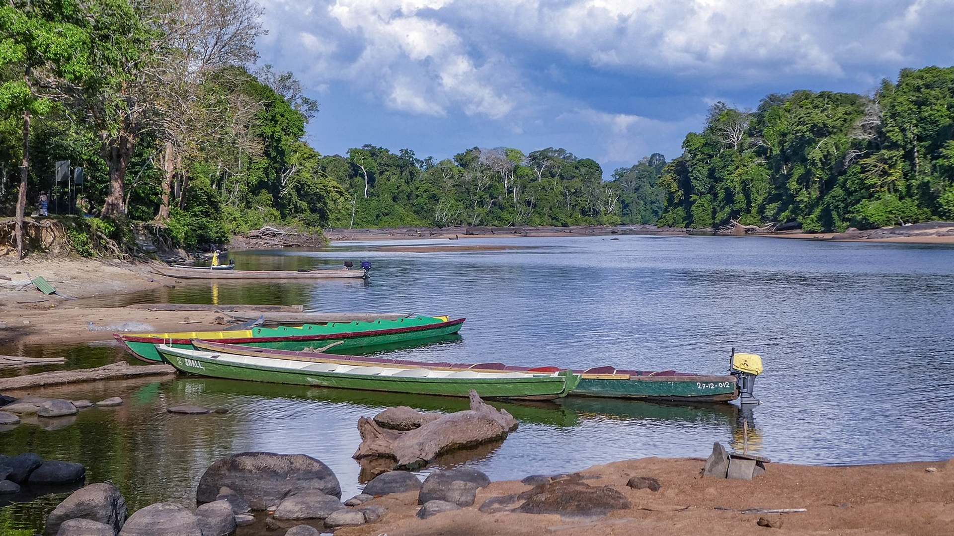 View_of_the_Suriname_River_from_the_Gunsi_shore_(32694093314)