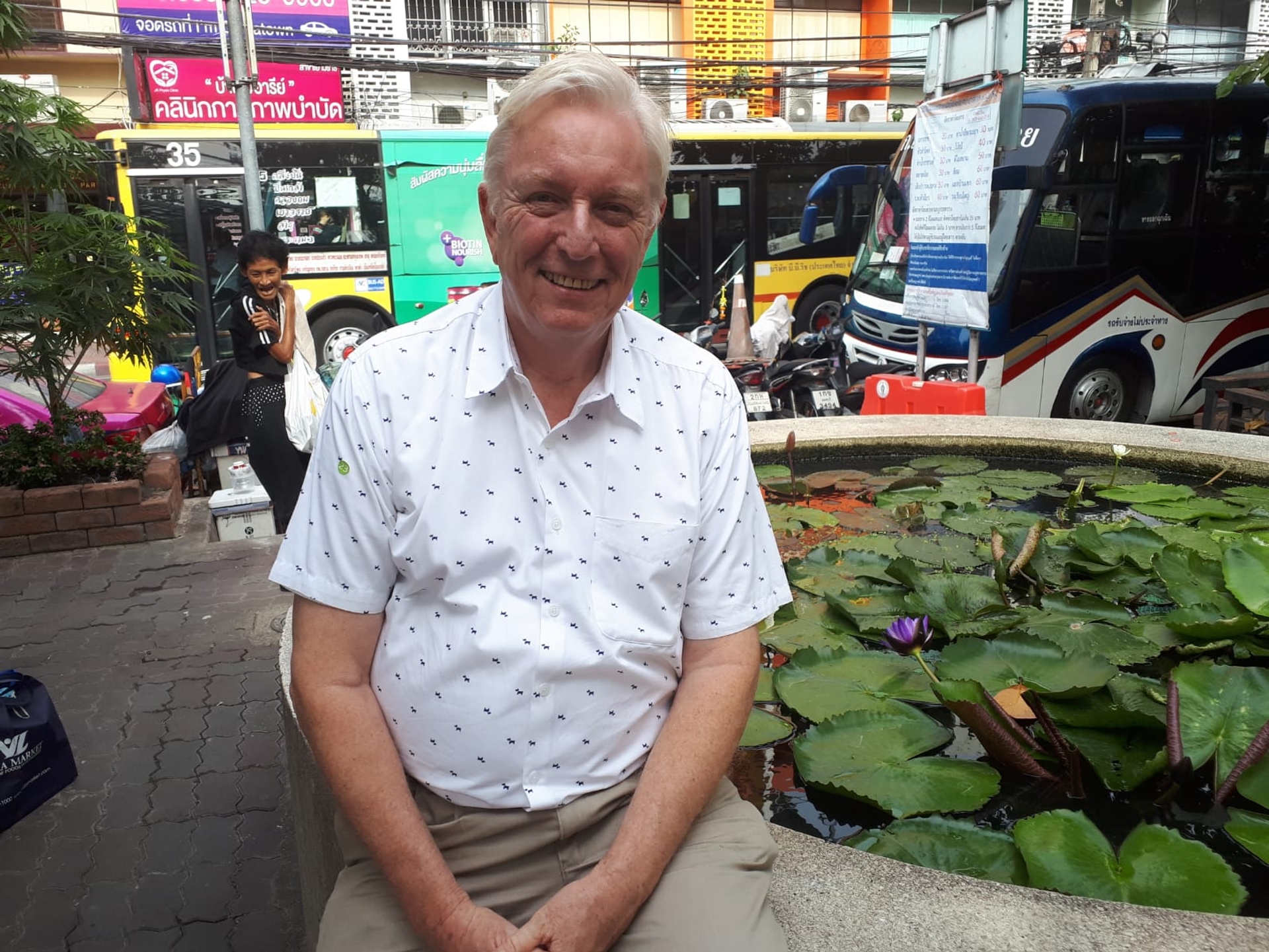 Paul van der Hijden bij een vijvertje in Bangkok