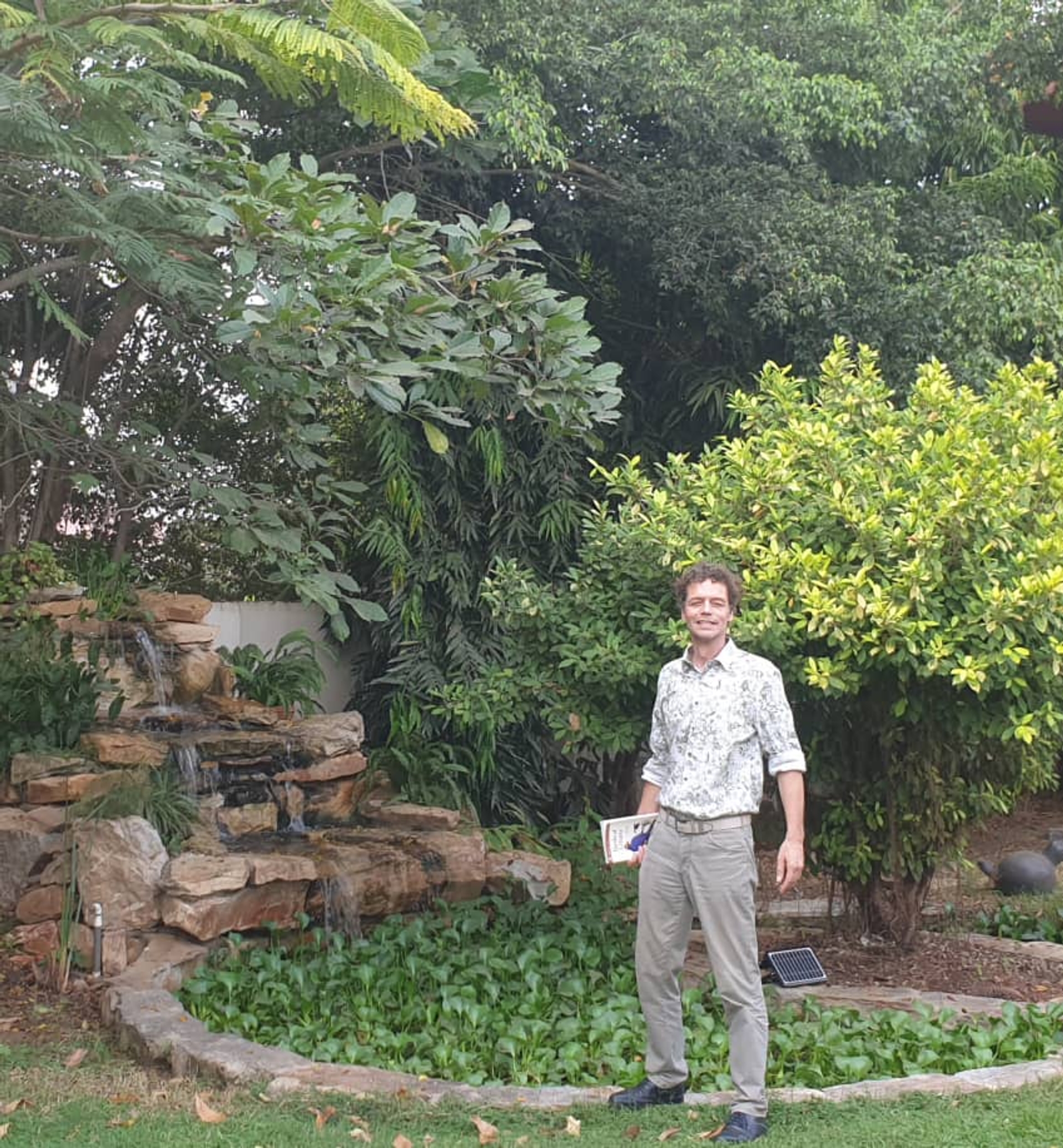 Willem-Albert Toose in zijn tuin in Accra, Ghana