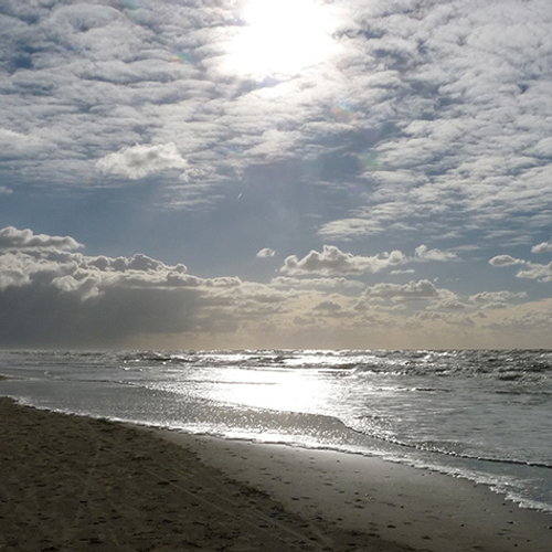 Strand Hoek van Holland bezaaid met plastic korrels