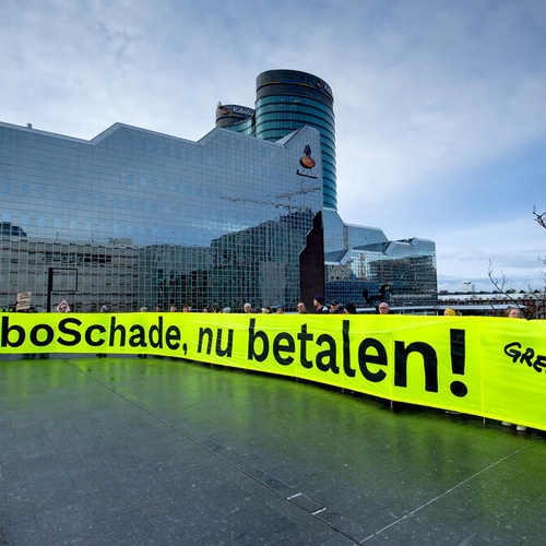 Greenpeace demonstreert: "Laat Rabobank betalen voor de stikstofcrisis"