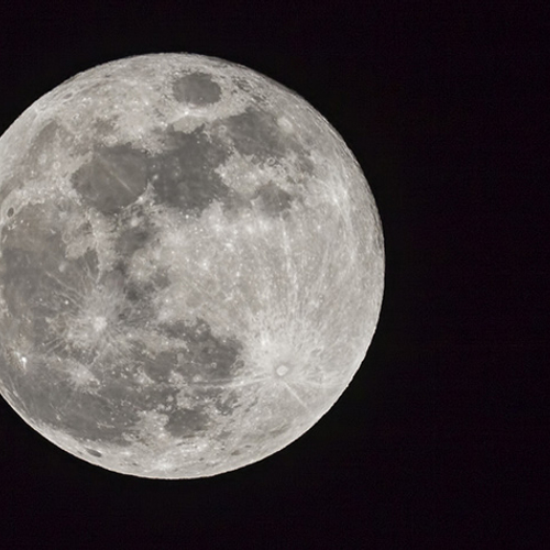 Blauwe supermaan aan de hemel