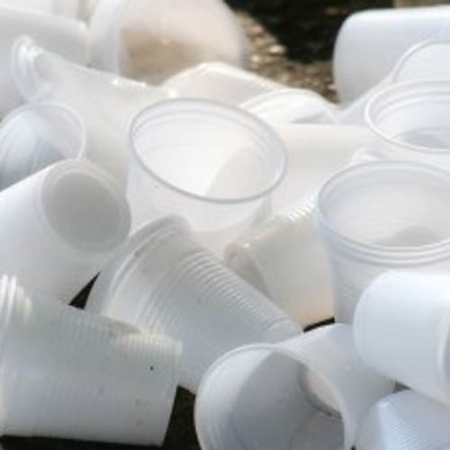 Nederlandse vinding stop dumpen 16 miljard plastic koffiebekerdeksels