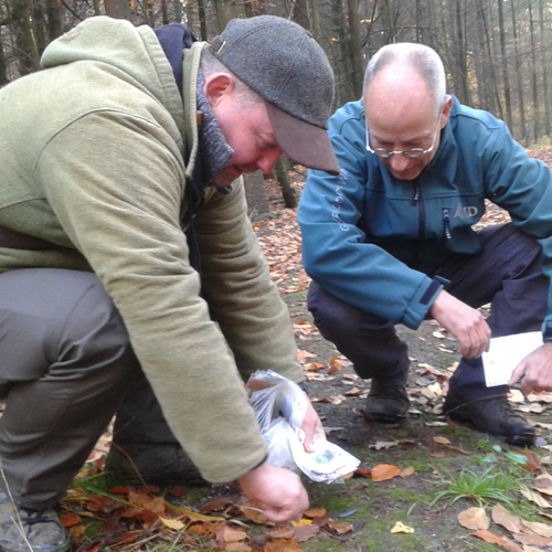 Zoeken naar drollen, een veldgids met een luchtje