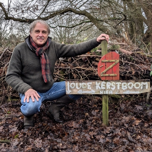 Afbeelding van Jaap maakt van afgedankte kerstbomen natuurvriendelijke wallen