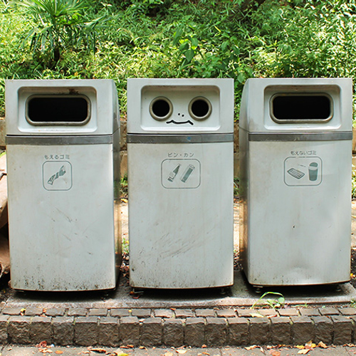 Topfotograaf legt het afval in de wereld vast