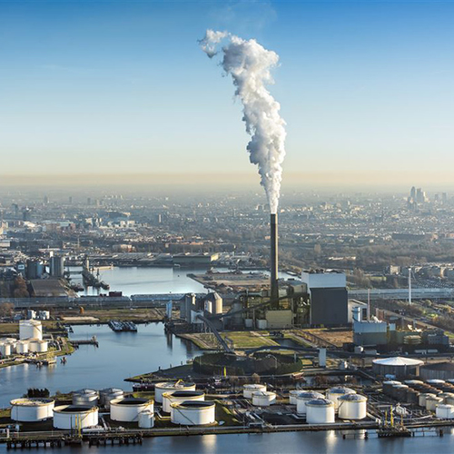 Actievoerders Greenpeace voeren actie bij hoofdkantoor Nuon