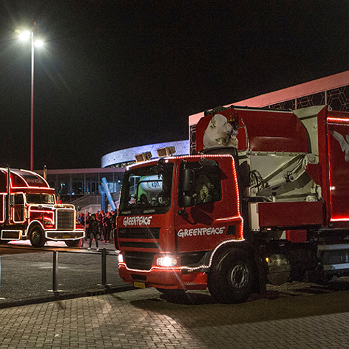 Greenpeace vraag met Cola vuilniswagen aandacht voor plastic voetafdruk