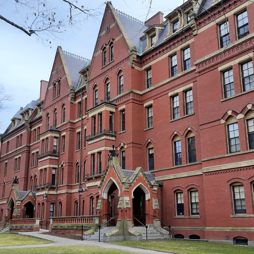 Universiteit Harvard stopt met investeren in fossiele industrie