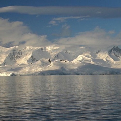 IJsberg koerst opnieuw op eiland af, natuurramp dreigt