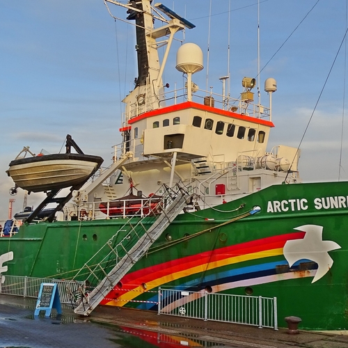 Afbeelding van Greenpeace protesteert op transportschip met boorplatform Shell